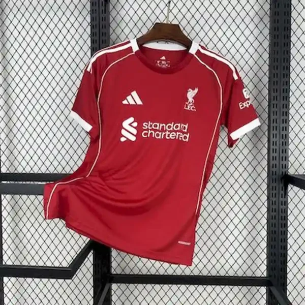 Liverpool 25/26 1º Eqquipación
